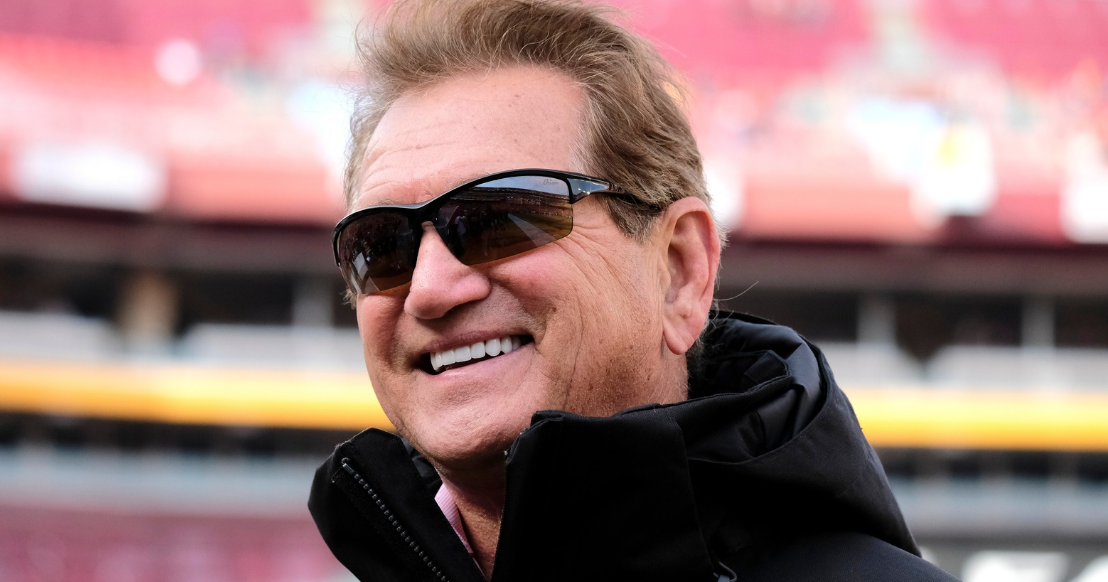 Joe Theismann receives AutoZone Liberty Bowl Distinguished Citizen Award