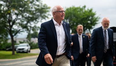 Conoce a Tim Walz, el candidato a la vicepresidencia que empezó la tendencia de llamar “raros” a los republicanos