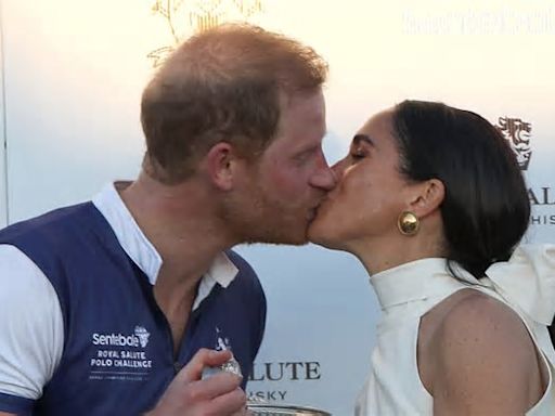 El beso de película de Harry y Meghan en su idílica reaparición, que contrasta con la difícil situación de la Familia real británica