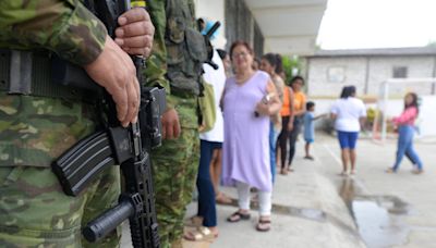 Equador aprova extradição de cidadãos em plebiscito marcado pela violência