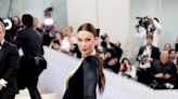 Karlie Kloss anuncia su segundo embarazo con un vestido 'made in Spain' en la Gala MET