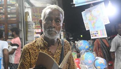 Paritosh Bhattacharya's routine of moving from table to table in College street selling books