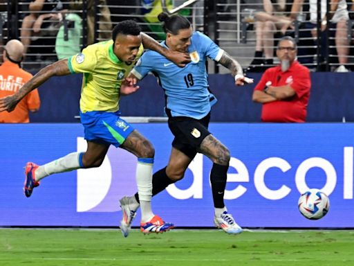 Uruguay, con diezmada defensa pero letal ataque, y una inspirada Colombia van por la final