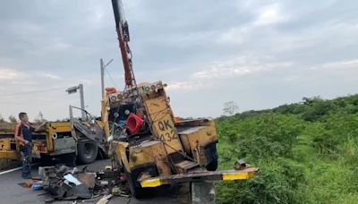 嘉義太保嚴重車禍！國道拖吊車撞護欄翻覆 駕駛送醫不治