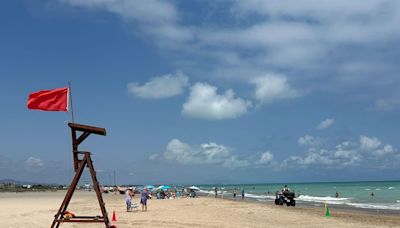 Canet reabre al baño sus playas tras desaparecer el episodio de contaminación que obligó a cerrarlas