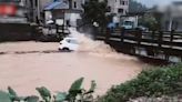 多地暴雨水浸淹過半層居民樓 車輛沖入河撞橋