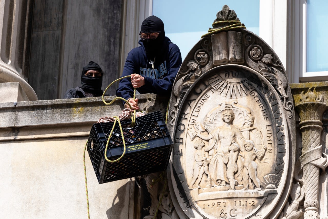 New York City police officers begin entering Columbia University campus