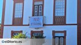"Rebelión" vecinal en Fuencaliente con pancartas contra la desaladora y a favor de reparar el canal LP-1