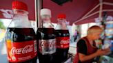 Coca-Cola aumenta previsão de receita anual com demanda por refrigerantes desafiando alta de preços