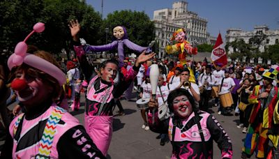 Hundreds in Peru mark Clown Day in hopes of getting the holiday official recognition