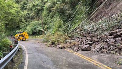 阿里山連發大雷雨警訊！土石滑落雙向交通受阻 警方緊急搶修道路