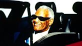 El día que Ray Charles cumplió su sueño de manejar un auto y regaló una sonrisa que quedará en la historia