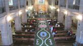 Espectacular alfombra floral en la iglesia de Cangas de Onís