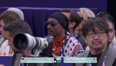 Onde está Snoop Dogg? Rapper aparece na plateia da esgrima ao lado de Lewis Hamilton