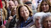 Carmen Romero, exmujer de Felipe González, presente en la manifestación de Ferraz en apoyo a Sánchez