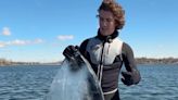 Sam Studee surfea con una tabla hecha de hielo