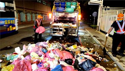 板橋垃圾車後斗突冒煙 緊急倒出1.6噸垃圾灌水