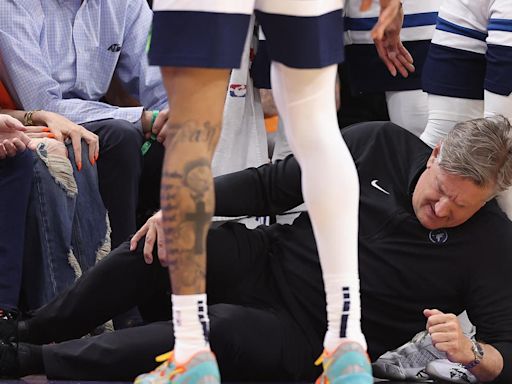 Timberwolves coach Chris Finch to have surgery on knee after sideline collision, AP source says