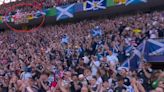 ¿Cómo acaba una bandera del Athletic en la grada de la selección de Escocia durante la Eurocopa?