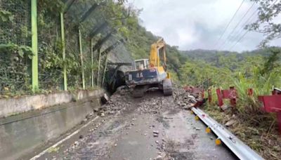 高雄豪雨釀藤枝山崩路斷 市區3騎士遭路樹擊中摔車送醫