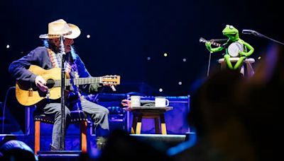 WATCH: Willie Nelson, Kermit the Frog perform together on stage