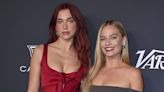 Margot Robbie le declaró su amor a Dua Lipa a través de su propio novio, Tom Ackerley