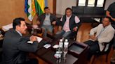 Reyes Villa descarta un alza de pasajes en Cochabamba; pide solidaridad a choferes