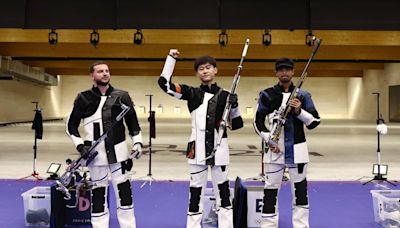 El chino Liu gana el oro en rifle de tres posiciones a 50 metros masculino