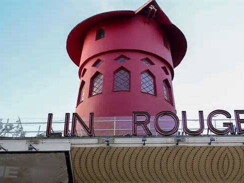 Tragedia parisina: Se le caen las aspas al Moulin Rouge por primera vez en 135 años