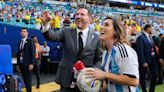 Presidente de Conmebol disfruta junto a Maluma en medio del caos previo al Argentina vs. Colombia - MARCA USA
