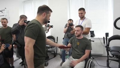 NO COMMENT: Zelenski entrega medallas a soldados heridos durante una visita a un hospital en Ucrania