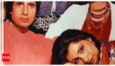 Dimple Kapadia's UNSEEN picture with Amitabh Bachchan, Meenakshi...Katkar goes viral; Big B REACTS | Hindi Movie News - Times of India