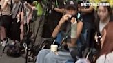 無懼網暴！「輪椅妹」右腳、左手包石膏現身立院外 抗議表達訴求