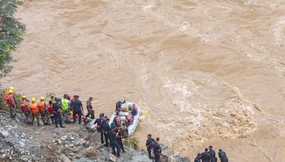 Lluvias en Nepal dejan 11 muertos y más de 60 desaparecidos tras arrastrar dos autobuses