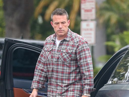 Ben Affleck without wedding ring as he enjoys lunch date with daughter Violet amid divorce reports