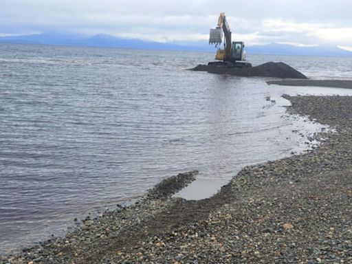 Maquinaria del Mop despeja desembocadura de río Canelo y permite entrada y salida de lanchas