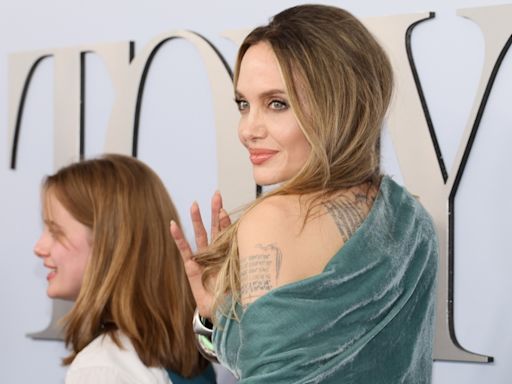 El nuevo tatuaje en el pecho de Angelina Jolie que interpretan como un mensaje a Brad Pitt