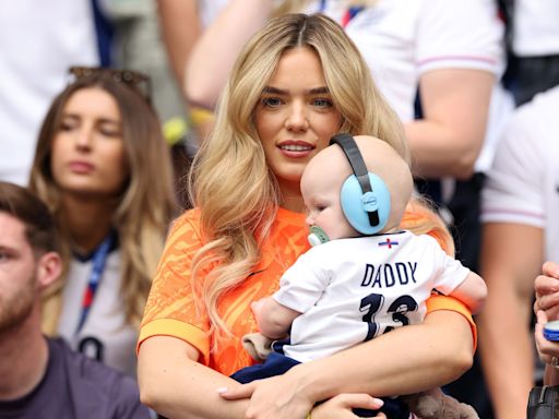 La otra Georgina de la Eurocopa: la mujer de Aaron Ramsdale y su hijo protagonizan los momentos más tiernos en la grada