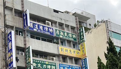 誰敢惹住戶？嘉義地院舊址對面「整棟門牌超狂」 網狂笑：最狠的是他