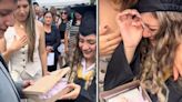 Estudiante mexicana se viraliza al recibir emotivo regalo de graduación que recuerda a sus padres fallecidos