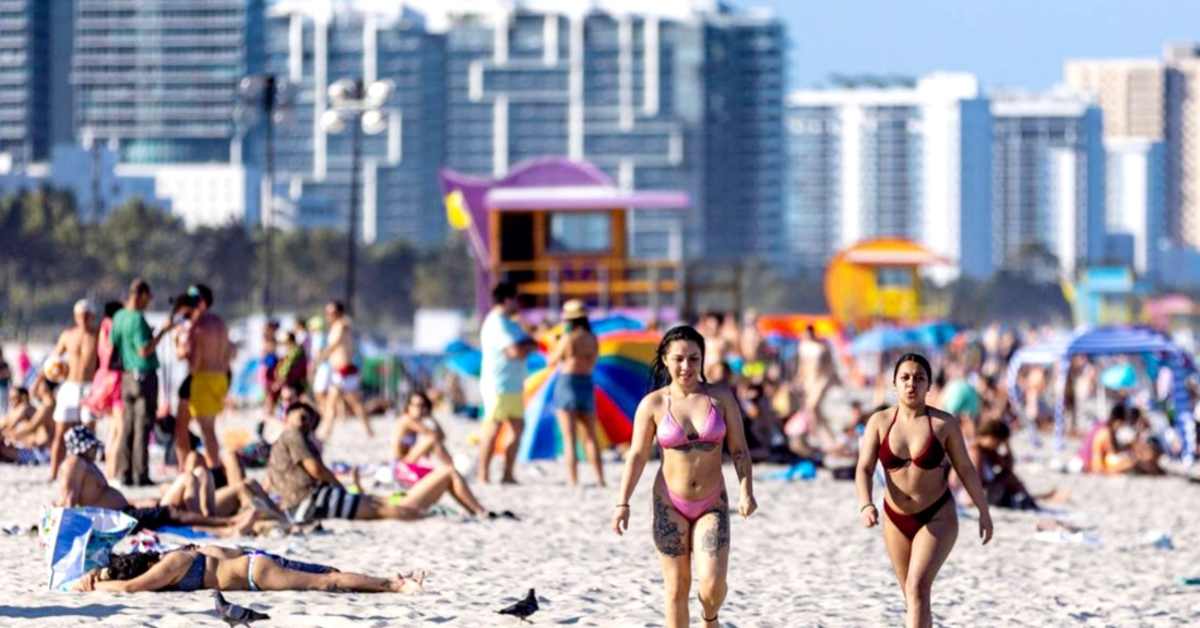 Spring Breakers Caught on Video Dumping Full Trash Cans Into the Florida Ocean