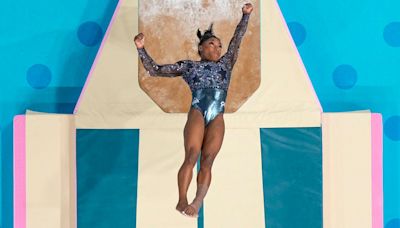 Simone Biles powers through apparent injury to nail Yurchenko double pike at Olympics, earns top scores