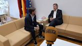 Fran Sánchez pone el balón del Mundial en el tejado del Ayuntamiento de Murcia: "Estamos esperando a que firmen el contrato FIFA"