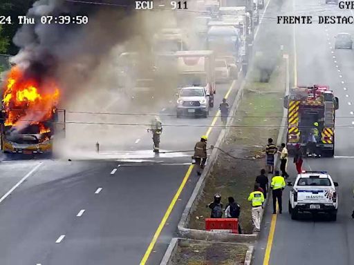 Un bus de pasajeros se incendió en la vía a la Costa, Guayaquil