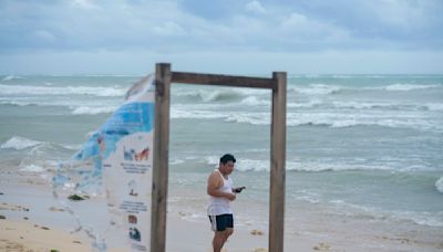 Beryl leaves hot misery in its wake as the still-dangerous storm churns over the U.S. interior