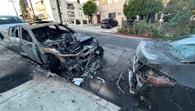 Investigan incendio de 4 autos en Chinatown