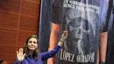 Panistas despliegan una lona de la playera pro AMLO con imagen de la “Santa Muerte” en el Senado