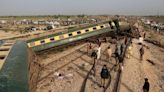 巴基斯坦火車出軌倖存者：「火車翻車的時候，我被甩出窗外但因此活了下來」
