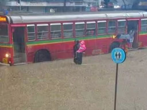 Mumbai Rains: Viral Video of Bus in Knee-Deep Water Stirs Safety Worries