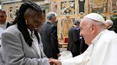 El Papa Francisco se reunió con Whoopi Goldberg, Conan O’ Brien y más de 100 comediantes: “Ustedes también hacen sonreír a Dios”